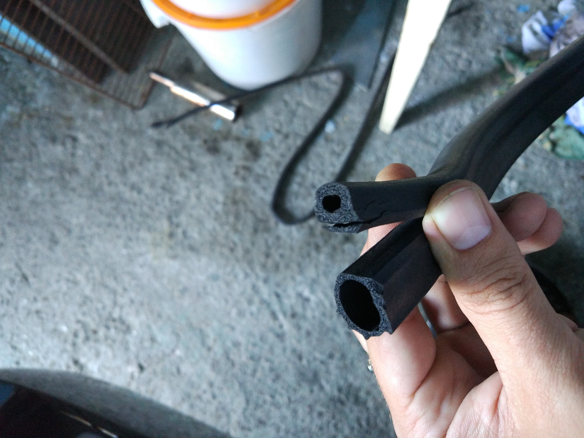 Уплотнитель для мицубиси паджеро 4 номер 61531. Уплотнитель паджеро 2. Уплотнитель паджеро 2. Уплотнитель двери митсубиси паджеро спорт 2. Уплотнитель стекла двери паджеро.