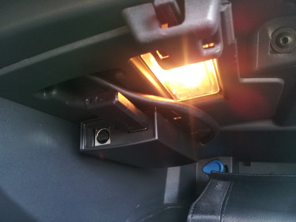 USB-порт — Renault Fluence, 1,6 л, 2011 года | аксессуары | DRIVE2