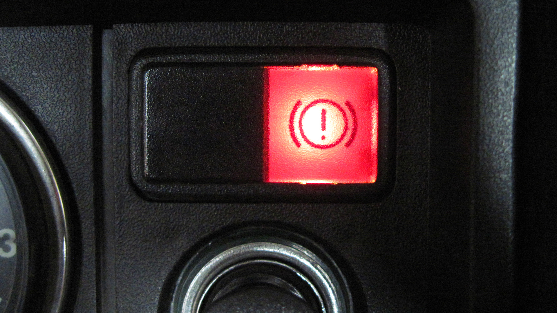 Алиса горит красная кнопка. Индикаторы ВАЗ 2107. Контрольная лампа тормозной жидкости ВАЗ 2107. Лампочка тормозной жидкости ВАЗ 2107. Индикатор тормозной жидкости ВАЗ 2107.