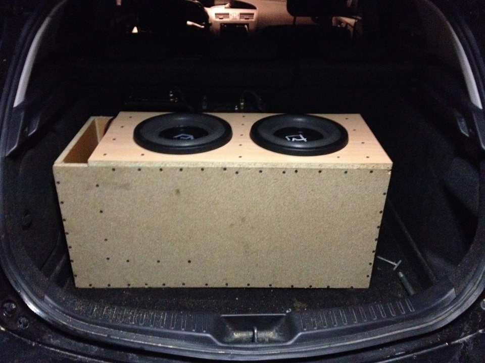 Перестал валить сабвуфер. Alphard hannibal 12l. Сабвуфер ural as-d12a. Алпайн дд 512. Как закрепить сабвуфер в багажнике.