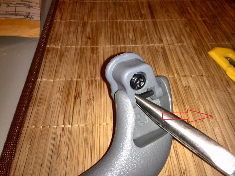 плоскогубцами вытаскиваем штифт — Chevrolet Lacetti 5D