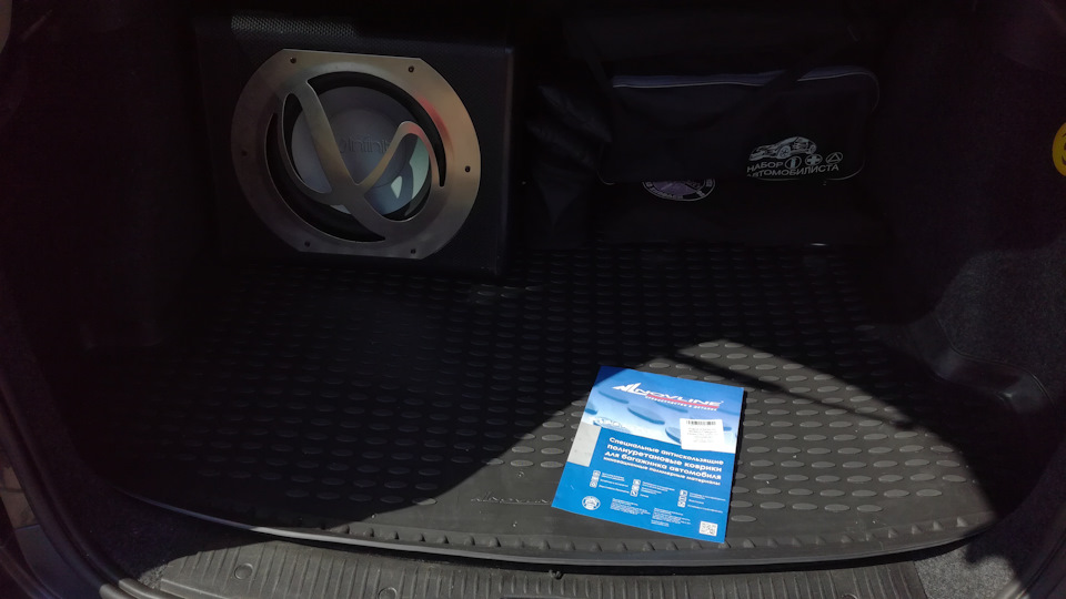 Порядок в багажнике, восстановление креплений спойлера — Renault Megane ...