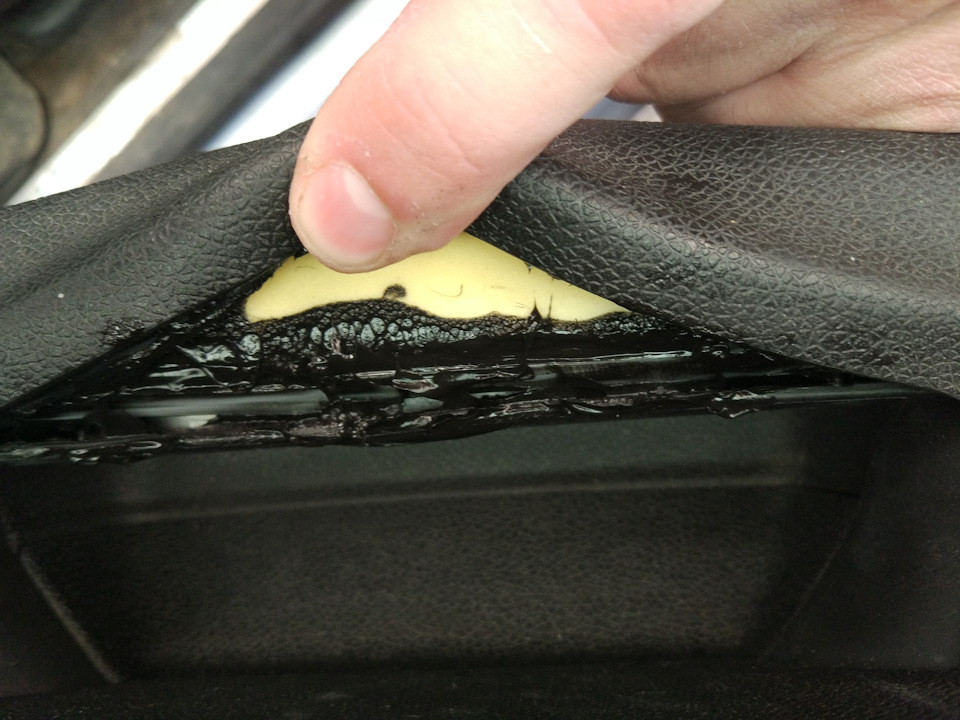 соединение резинки с корпусом вместо степлера густо промазываем черным герметиком — Chevrolet Tahoe (GMT900)