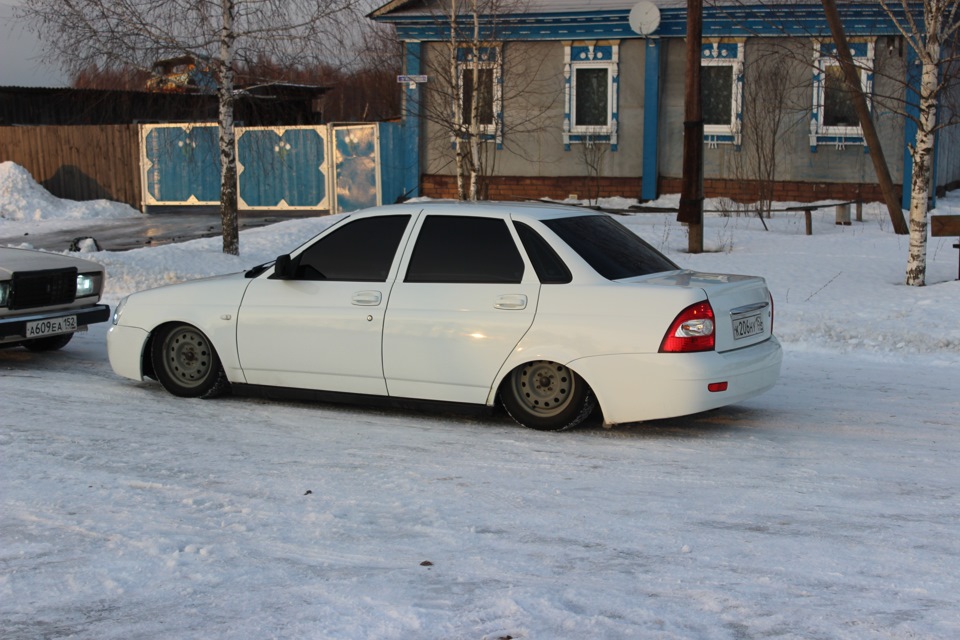 Лада Приора белая тонированная заниженная