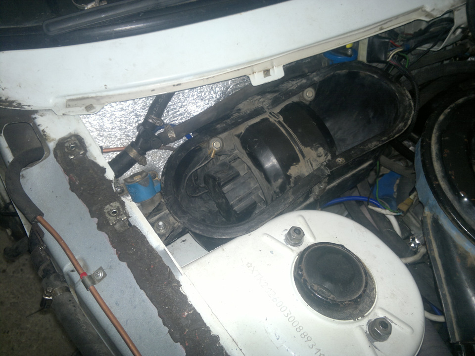 Рядом с печкой нашлось место для клапана и регулятора — ИЖ 2126