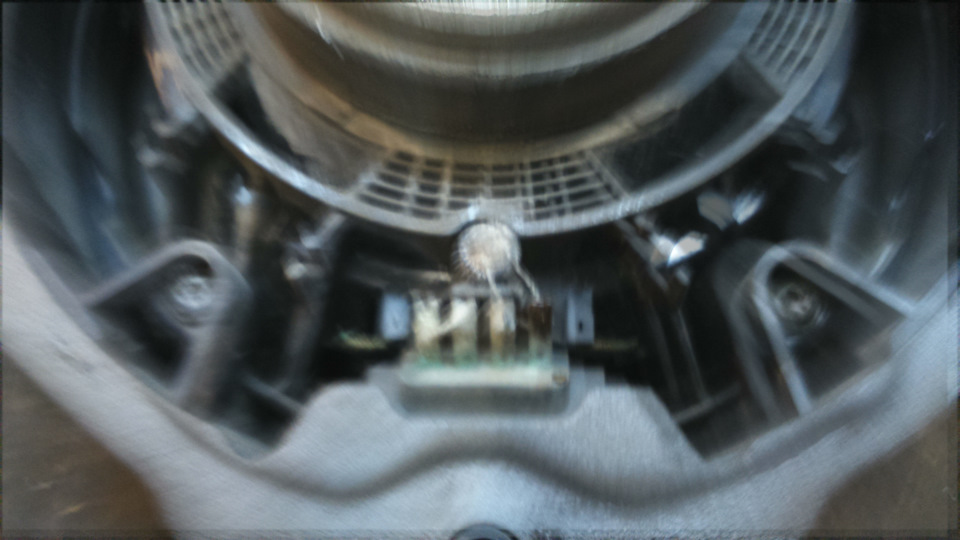 Старый конденсатор. Слева направо: 3 пин — плюс, 4 пин — минус. Гибкий вывод припаян к третьему пину. — Volkswagen Passat Variant (B6)