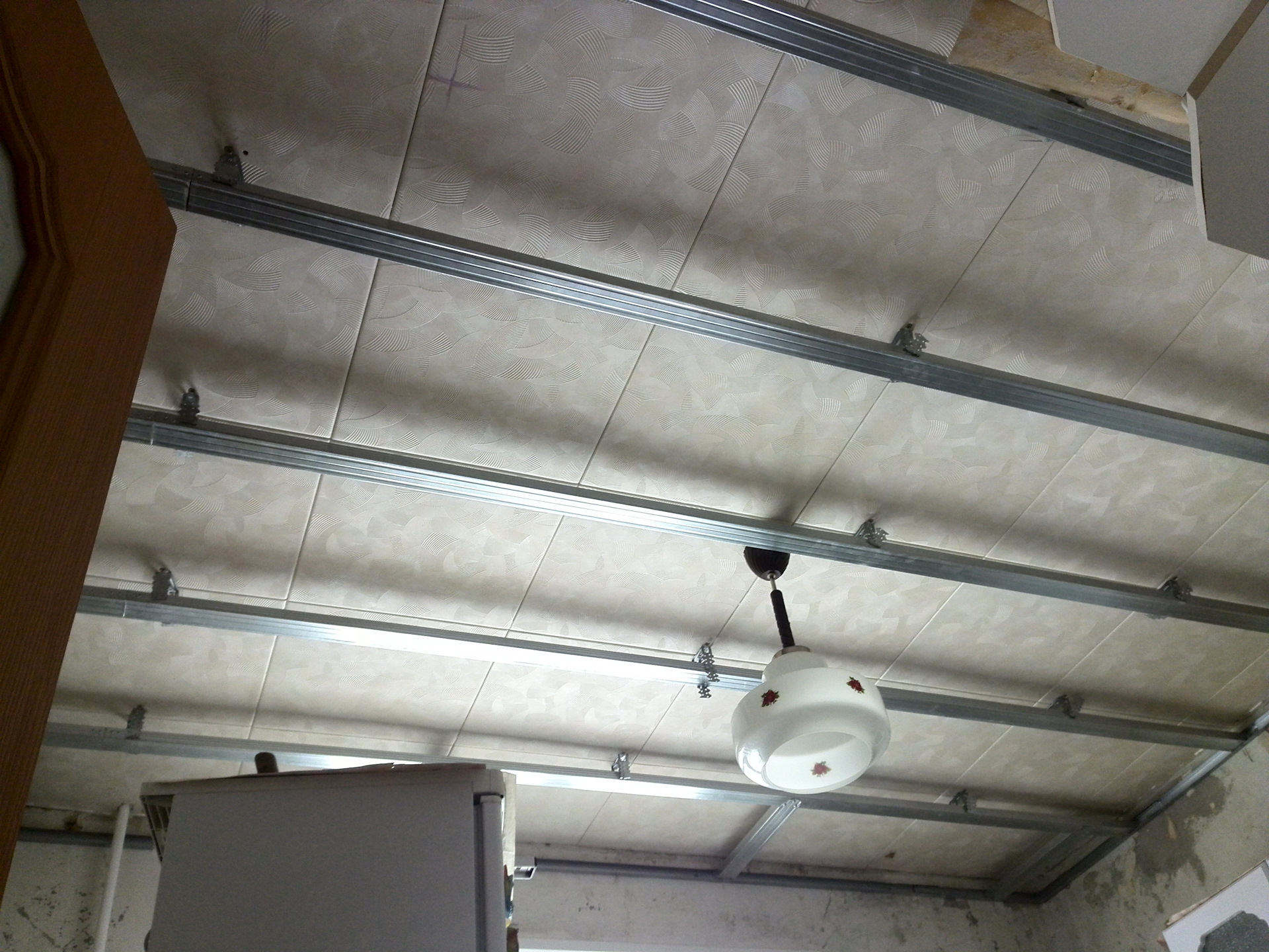 монтаж мдф панелей на потолок на металлический профиль