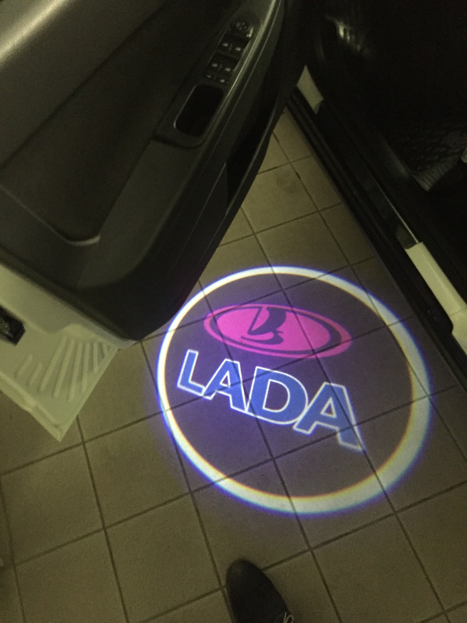 Подсветка дверей с логотипом Лада 2115