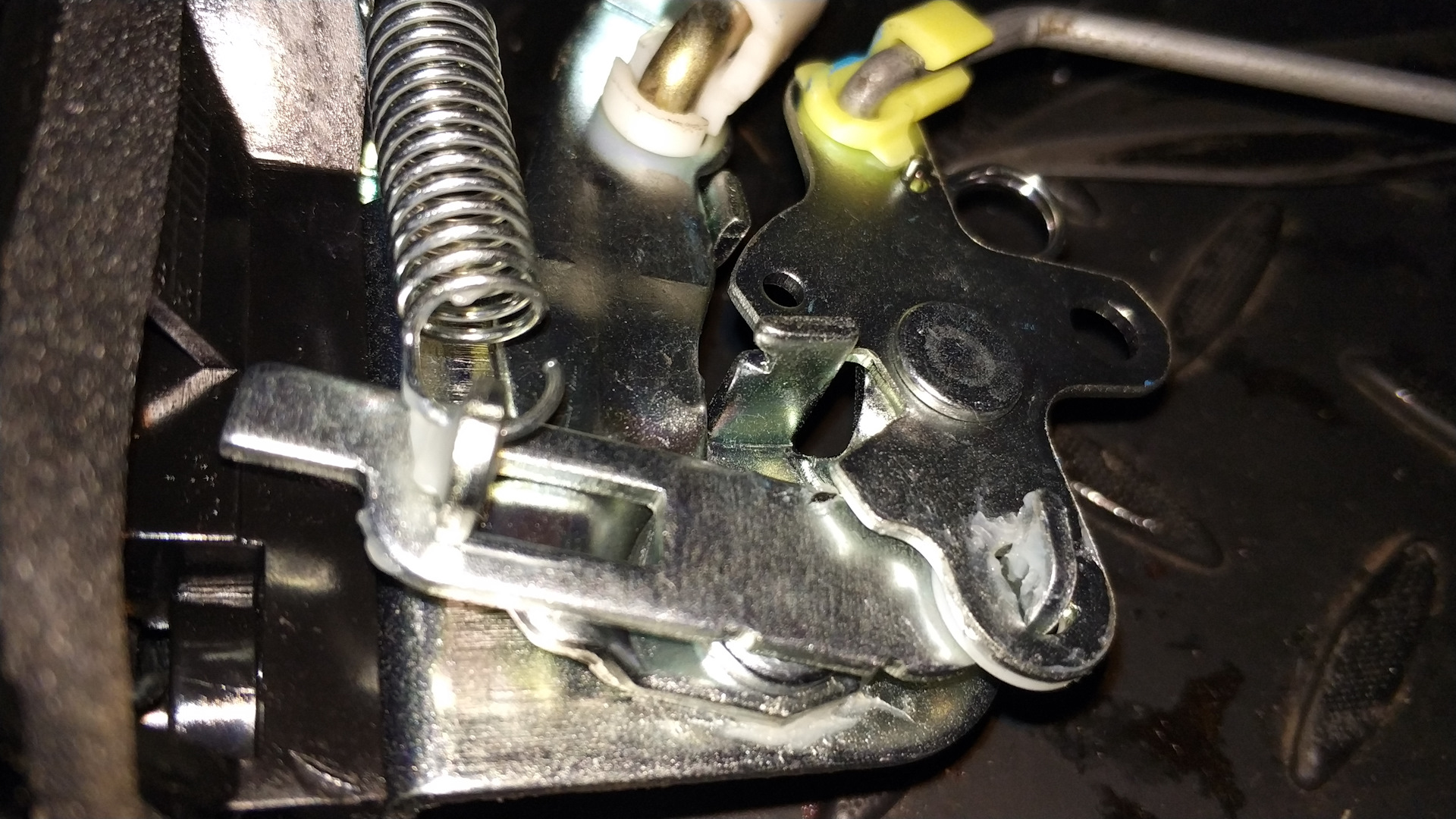 Мастер по замкам по английский. Защелка калитки ноэз зк-230-s черный. Закрытая дверь. Навесной замок на дверь. Запертая дверь.