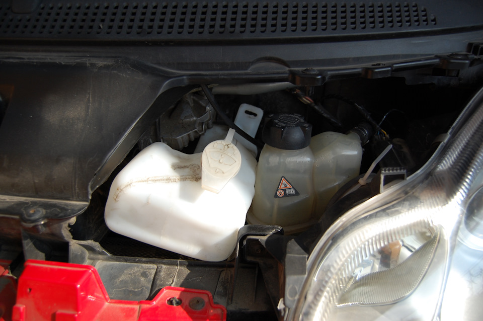 Как снять бачок омывайки — Smart fortwo (2G), 0,8 л, 2008 года | своими ...