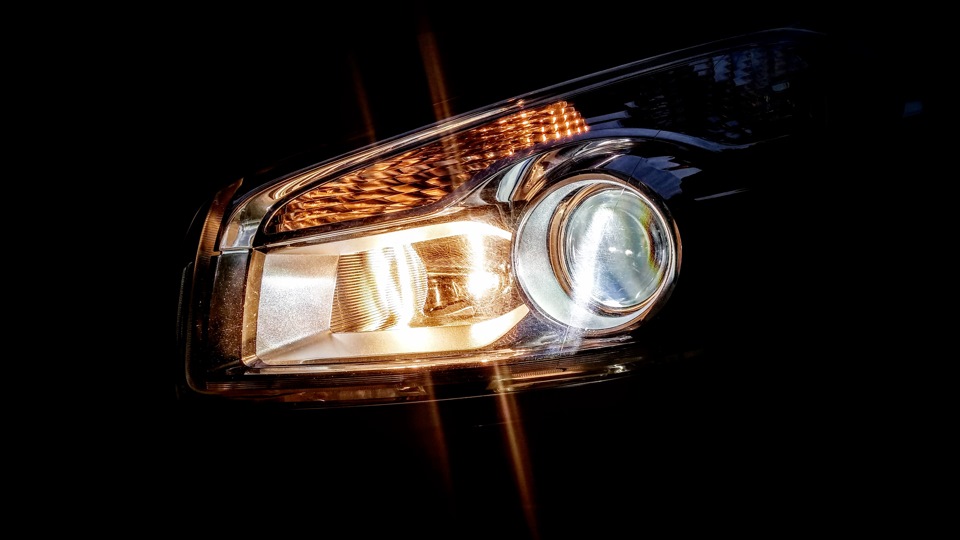 свет плохо горит. свет плохо горит. газ горит. свет плохо горит. вкручивает лампочку.