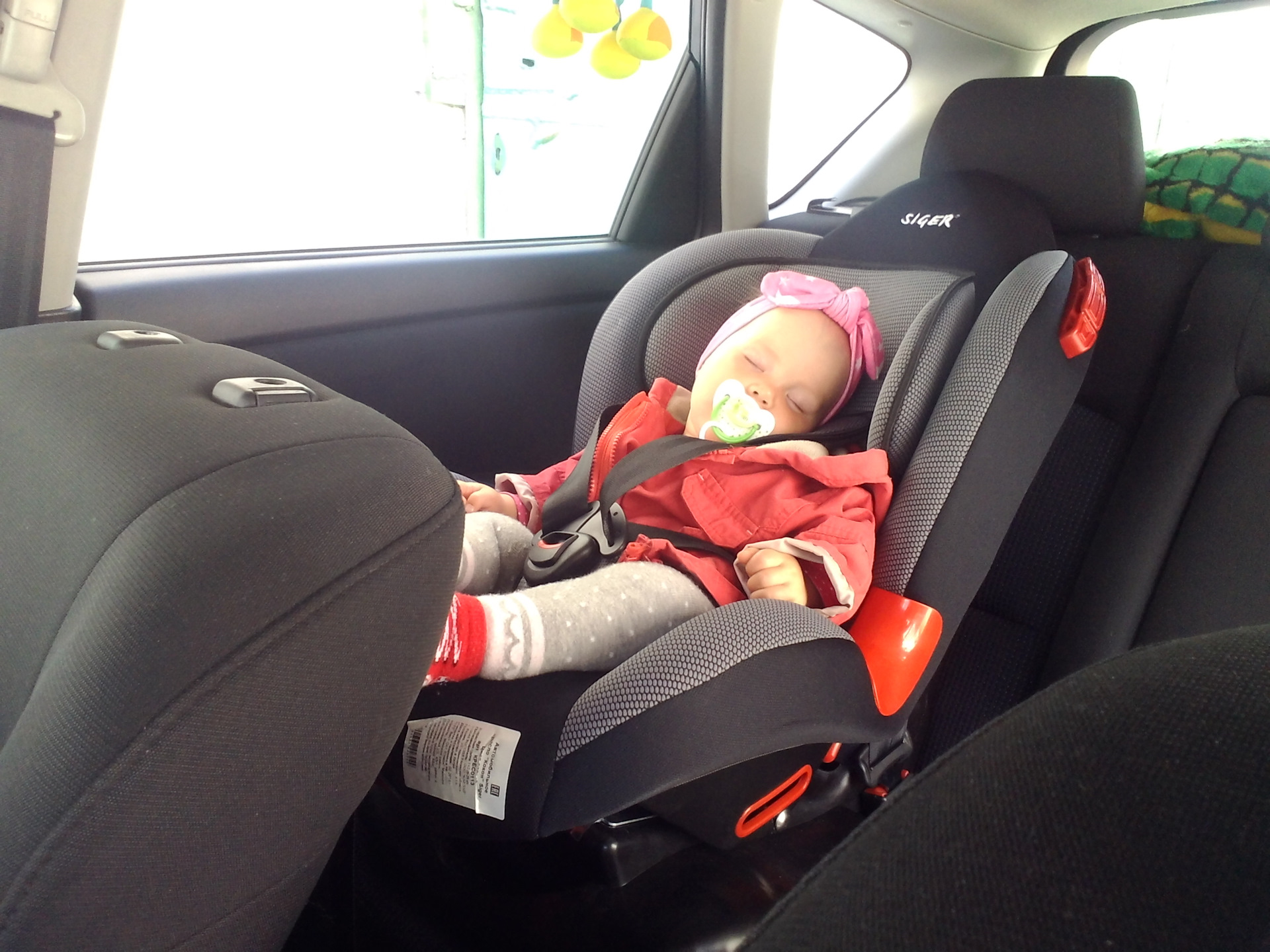 установка детских кресел в автомобиле на заднем сидении