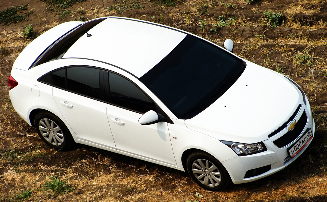 Тонировать белые машины. Тонировка на белой машине. Машина белая затонированная. Белые машины затонированные. Тонировка наглухо