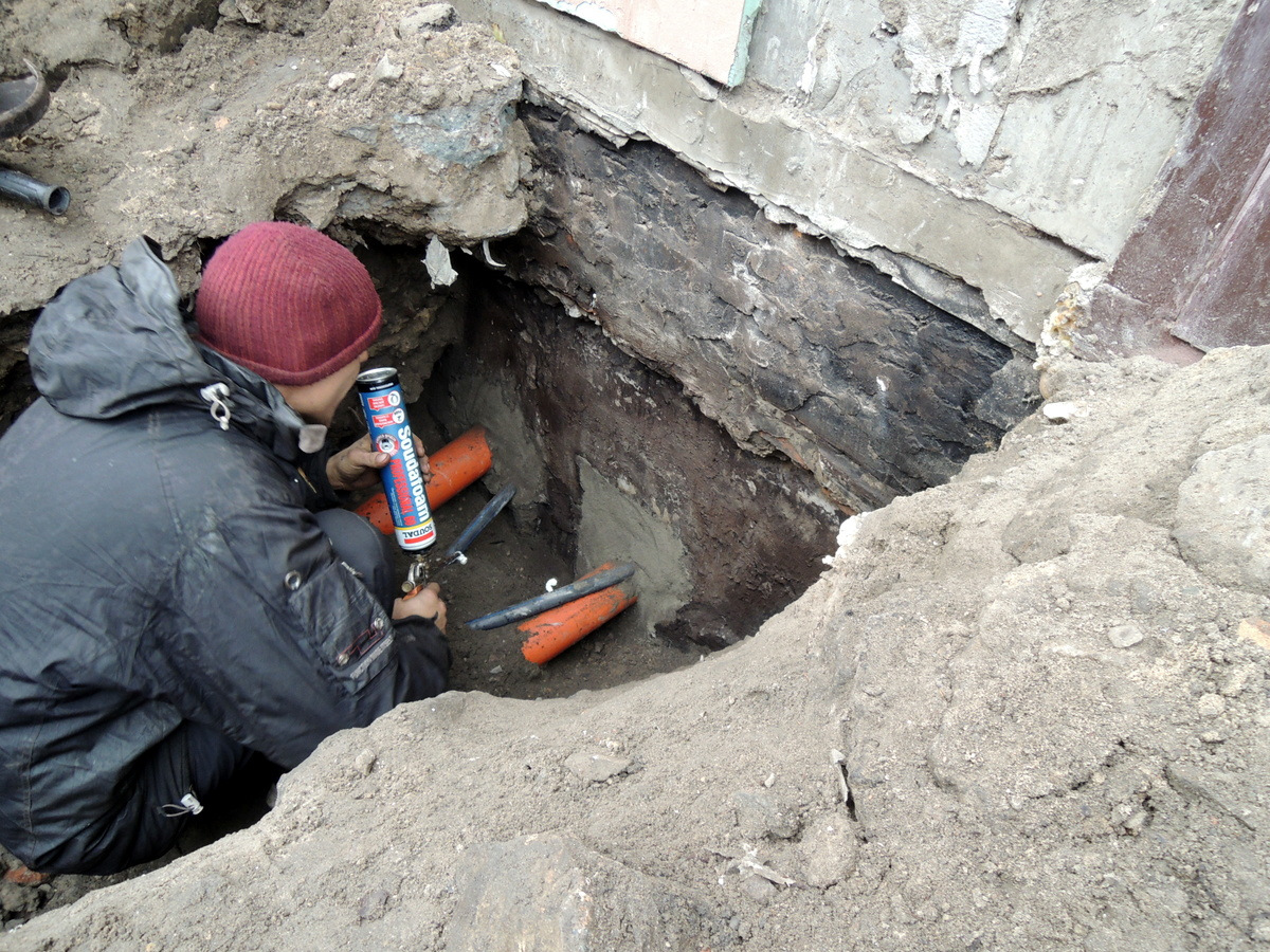 выгребная яма из бочки 200 л для туалета. канализация в гараже своими руками. канализация в гараже. отвод воды с приямка. канализация в гараже.