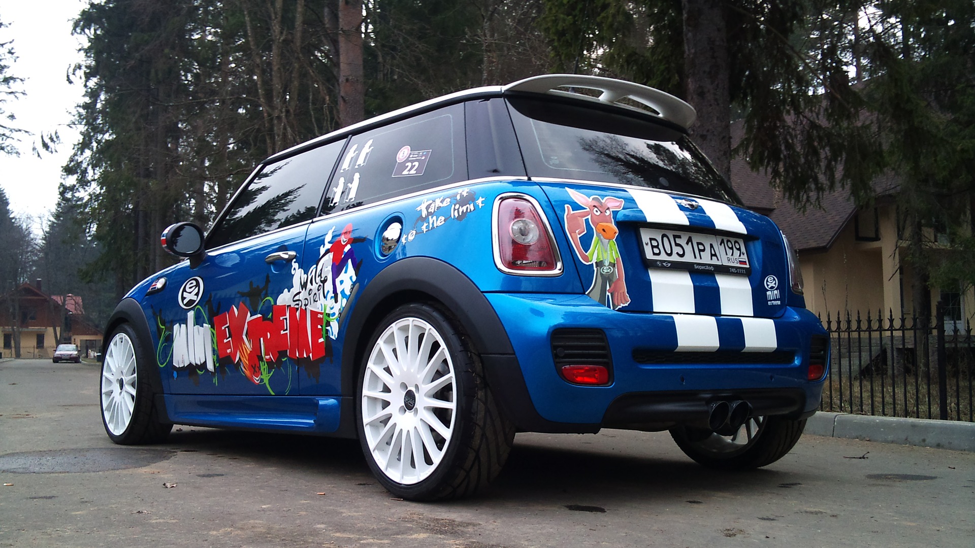 Стикербомбинг Mini Cooper