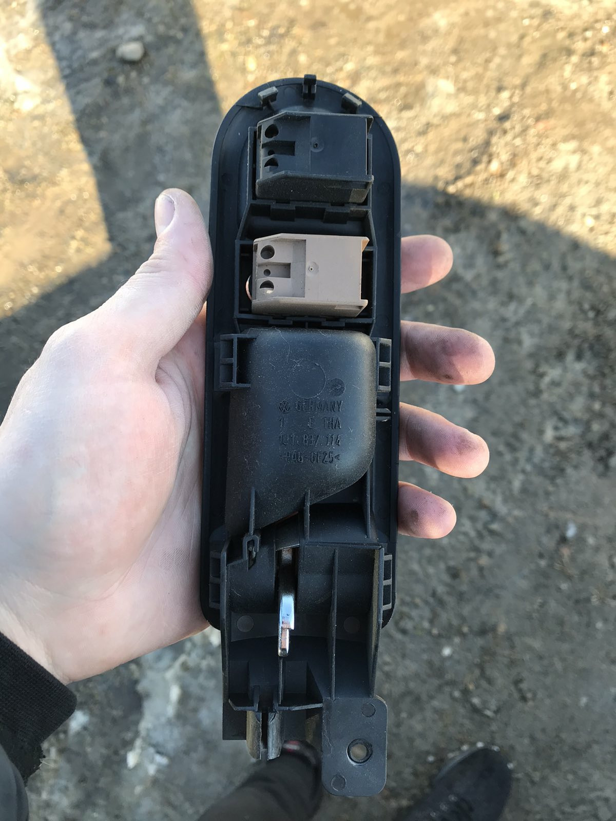 внутренняя ручка задней правой двери vw golf 6 артикул. внутренняя ручка открывания двери гольф 4. ручка открывания двери фольксваген. фольксваген гольф 2004г bjr ручка двери внутренняя левая. ручка салона фольксваген т4.