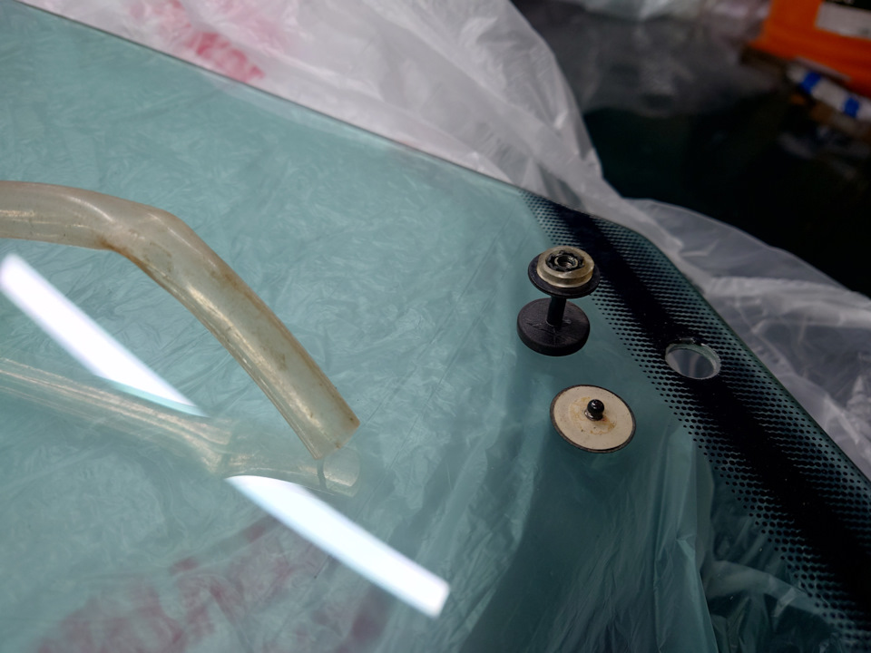 Отверстия под грибки на Lemson идут 12мм, а у VAG 10мм. И чтобы отцентровать грибок решением было нарезать колечко от ПВХ трубки 10мм — Audi A8 (D2)