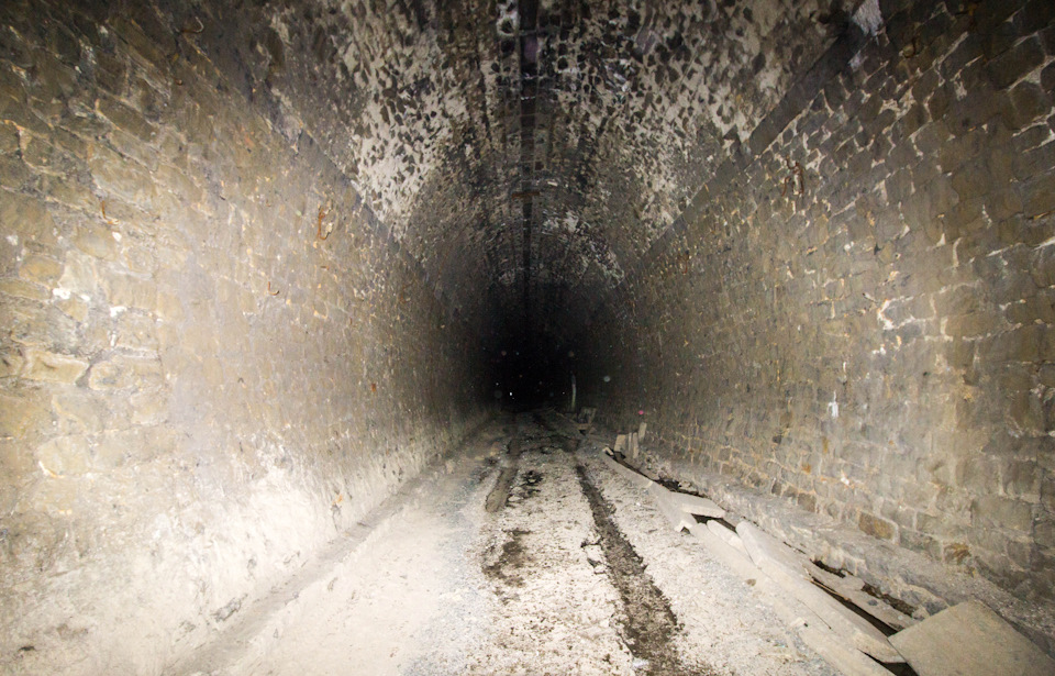 В тоннеле. — Mitsubishi Pajero (4G)