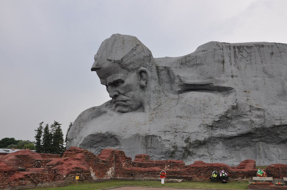 Памятники брестской крепости фото и названия