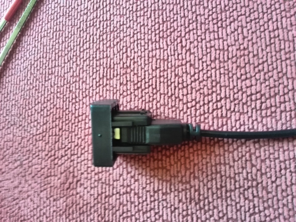 Вход usb в свободную заглушку кнопки. — Lada Гранта, 1,6 л, 2013 года ...
