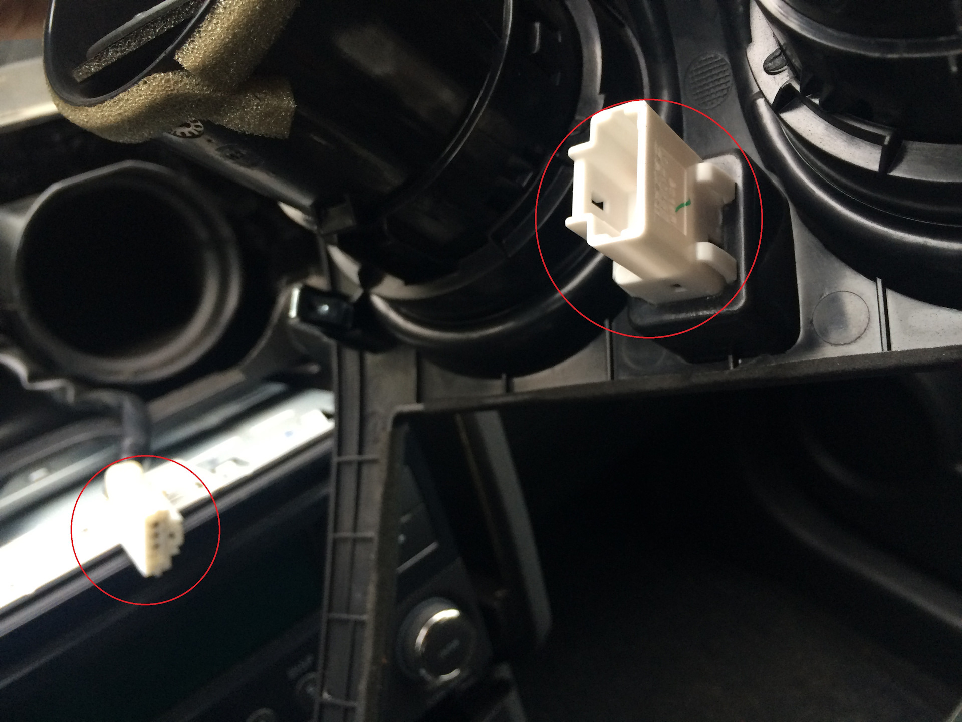 Кашкай не заводится. Кнопка аварийного отключения питания в автомобиле Ниссан Кашкай. Как отсоединить электроразъём на автомобиле. Как отсоединить разъем на мониторе Пежо 508. Ниссан Кашкай не показывает температуру за бортом причина.