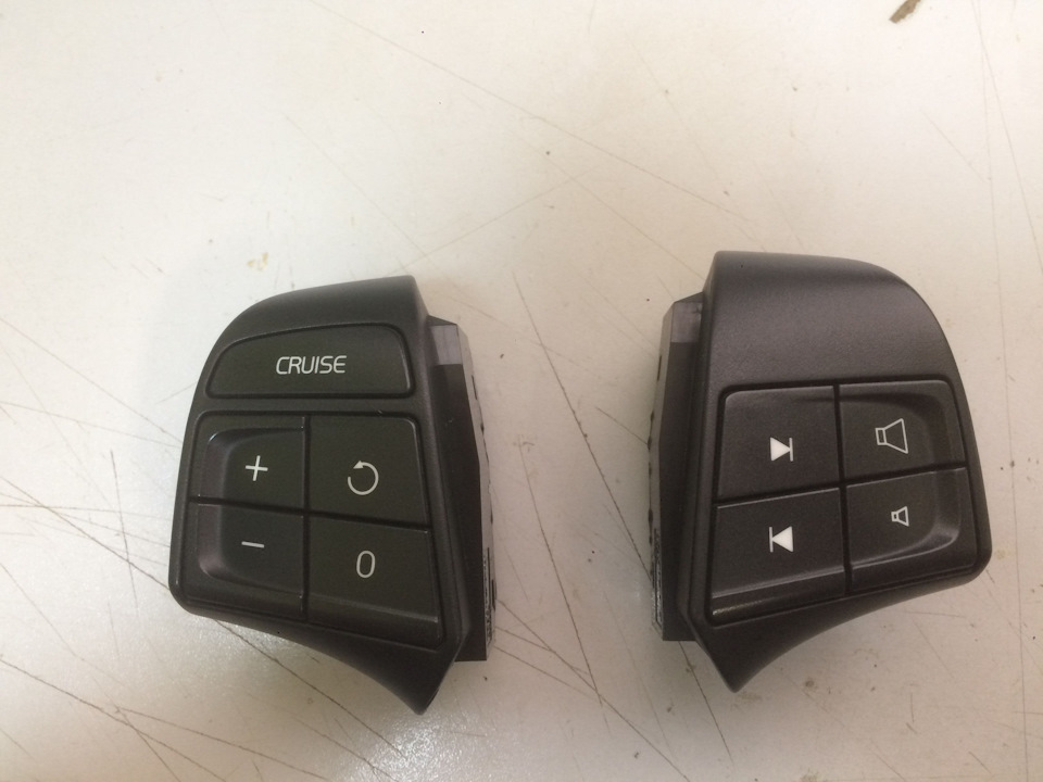 Остались кнопки круиза и музыки. Проданы. — Volvo S40 (2G), 2,4 л, 2008 ...