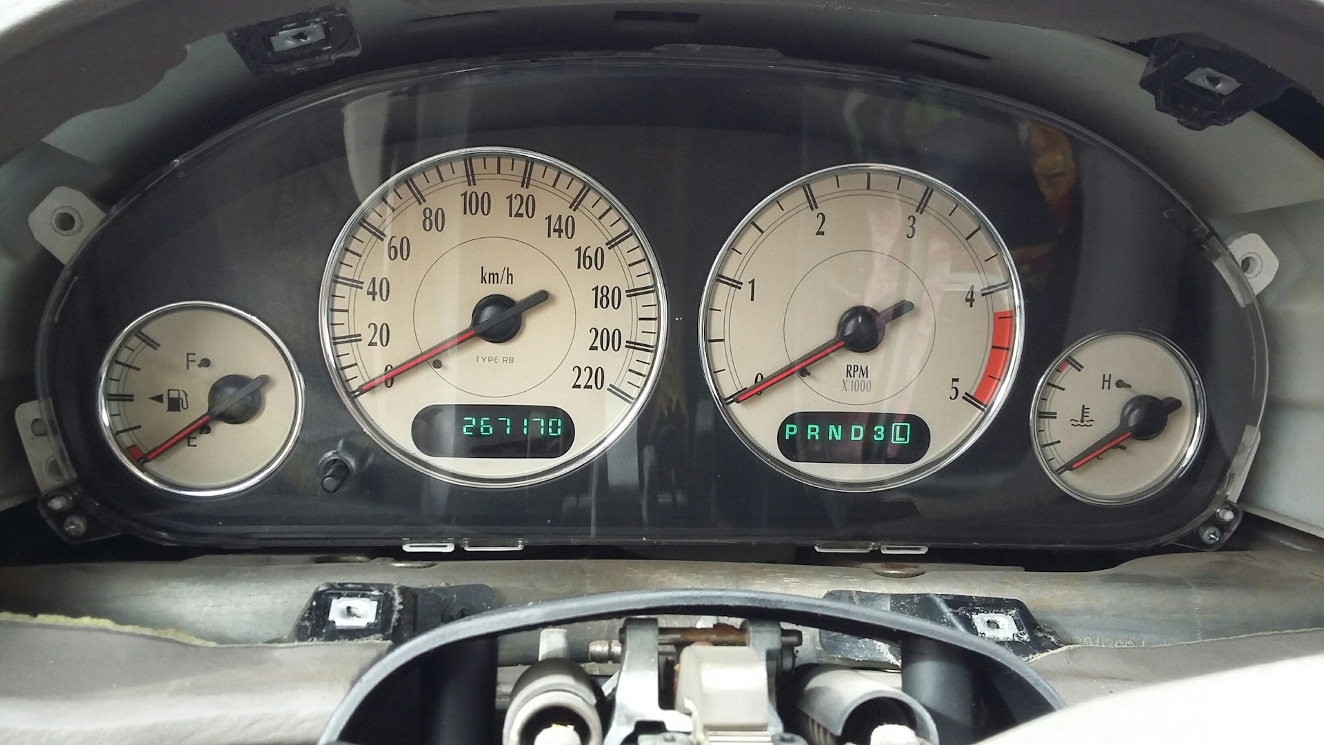 Приборная панель караван. Панель Крайслер Вояджер. Щиток приборов Chrysler Voyager 4. Крайслер Вояджер 2.4 приборная панель. Панель приборов Додж Караван 3,3 2005 года.