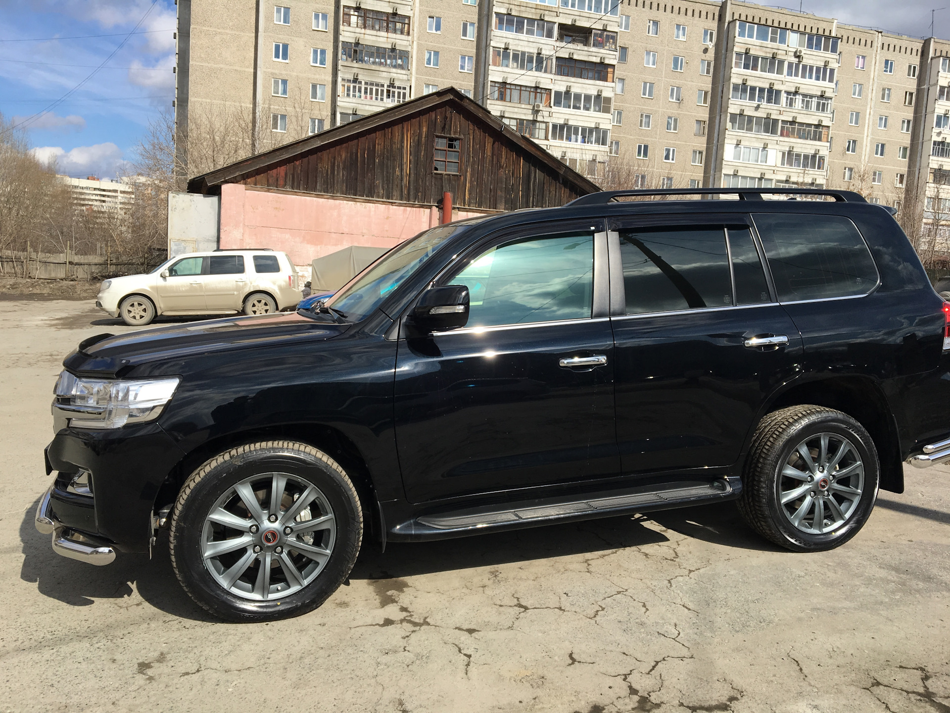 Колеса крузер. Toyota Land Cruiser 200 колеса r20. Диски на ленд Крузер 200 r20. Toyota Land Cruiser 200 305 50. 305 50 R20 Land Cruiser 200.