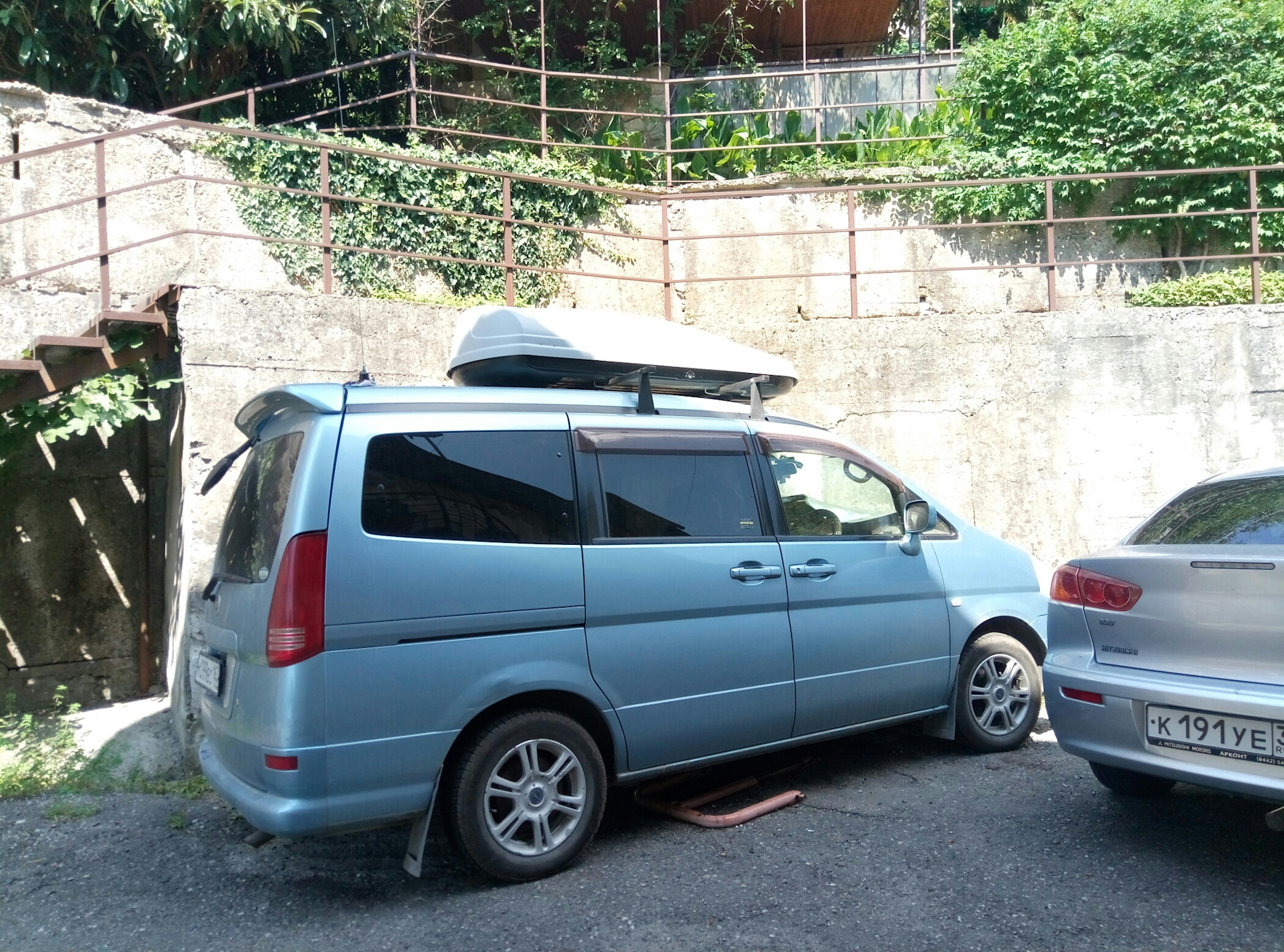 Багажник ниссан серена. Серена с24 багажник. Nissan Serena c24. Багажник на крышу Ниссан Серена тс24. Ниссан Серена с24 с автобоксом.