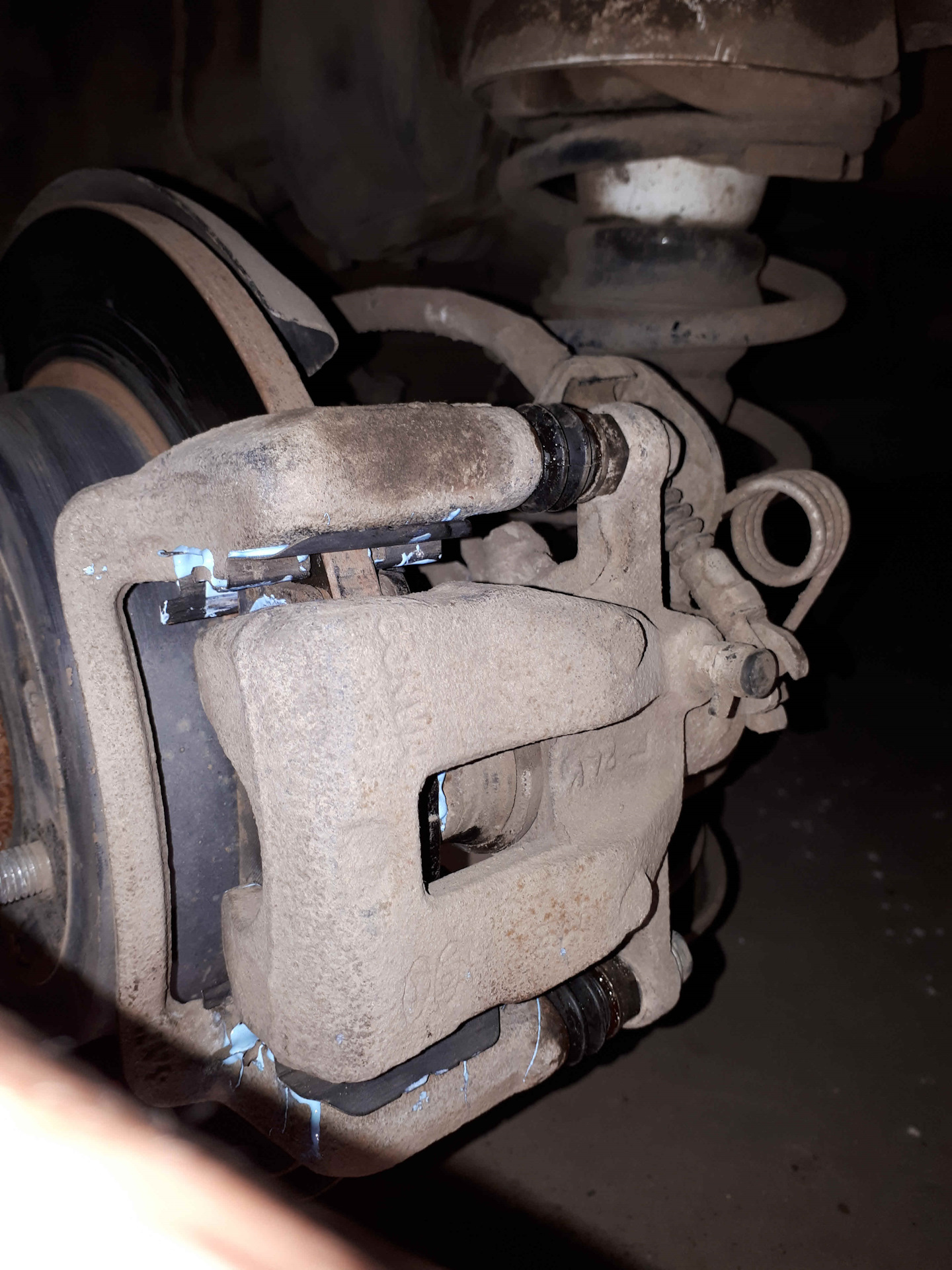 суппорт передний левый акцент. суппорт передний левый акцент тагаз артикул. левый суппорт хендай акцент. суппорт акцент. хендай акцент суппорт передний правый.