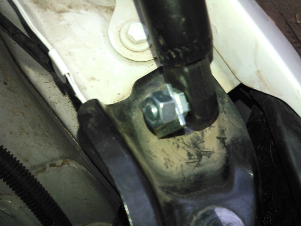 Держатель капота — Skoda Fabia Mk2, 1,4 л, 2012 года | своими руками ...