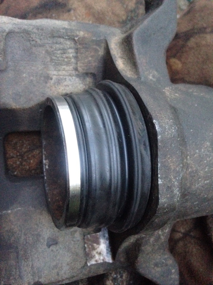 Как поменять резинки суппорта. Поршень заднего суппорта 1118. Как поменять резинки суппорта. Поршень тормозного суппорта нива шевроле. Резинки на суппорт bpv.