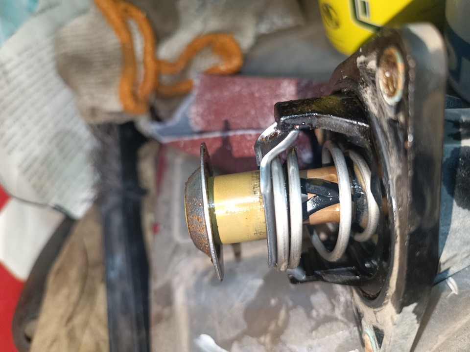 Короче кто то внедрил туда стежку чтобы он был всё время приоткрыт получается, я так понял? Значит проблемы с нагревом были еще у предыдущего владельца((((. Колхозники. — Jaguar X-Type