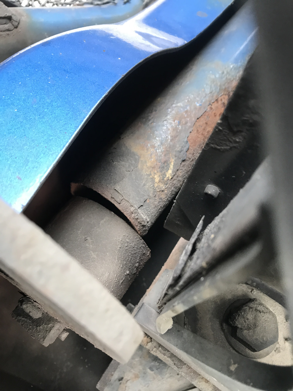 Итак. Сломалась ось капота. Такую вещь я не могу менять самостоятельно, поэтому пришлось снова покупать запчасть на дилерской и менять тоже на дилерской, зная заранее, что обдерут, как липку — Kenworth T2000