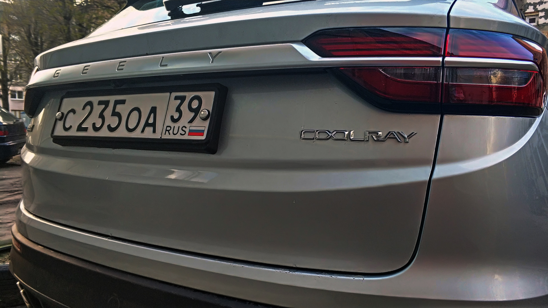 Бампер coolray. Geely Monjaro задняя номерная рамка оригинал. Номерная рамка Джили колрей. Рамки для номеров Coolray. Номера на Джили.