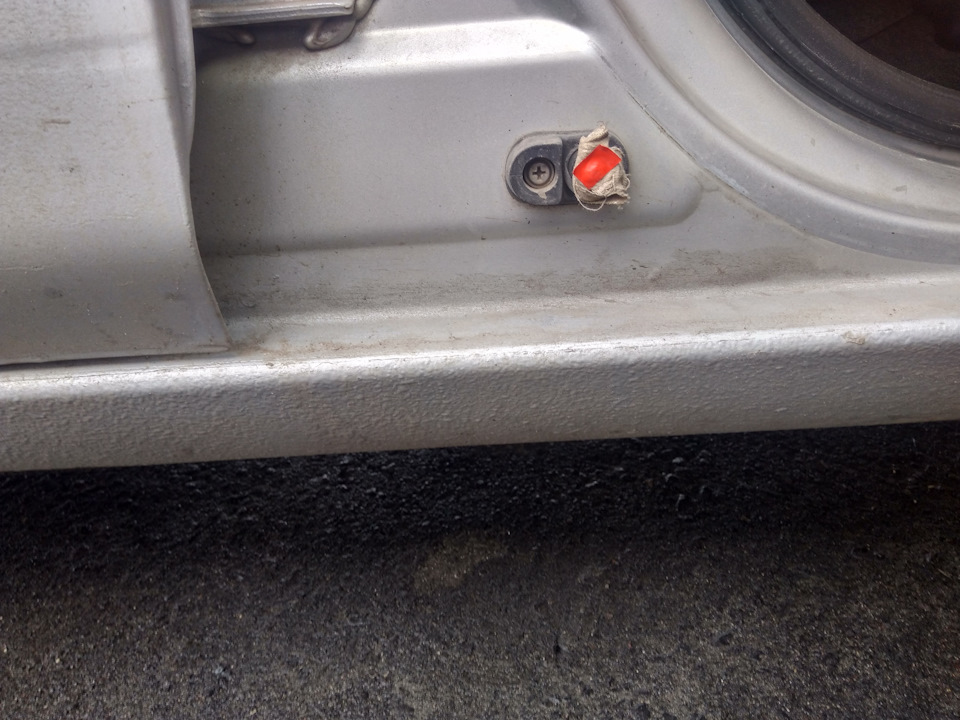 пыльник концевика двери — Nissan Primera (P11), 1,8 л, 1999 года ...