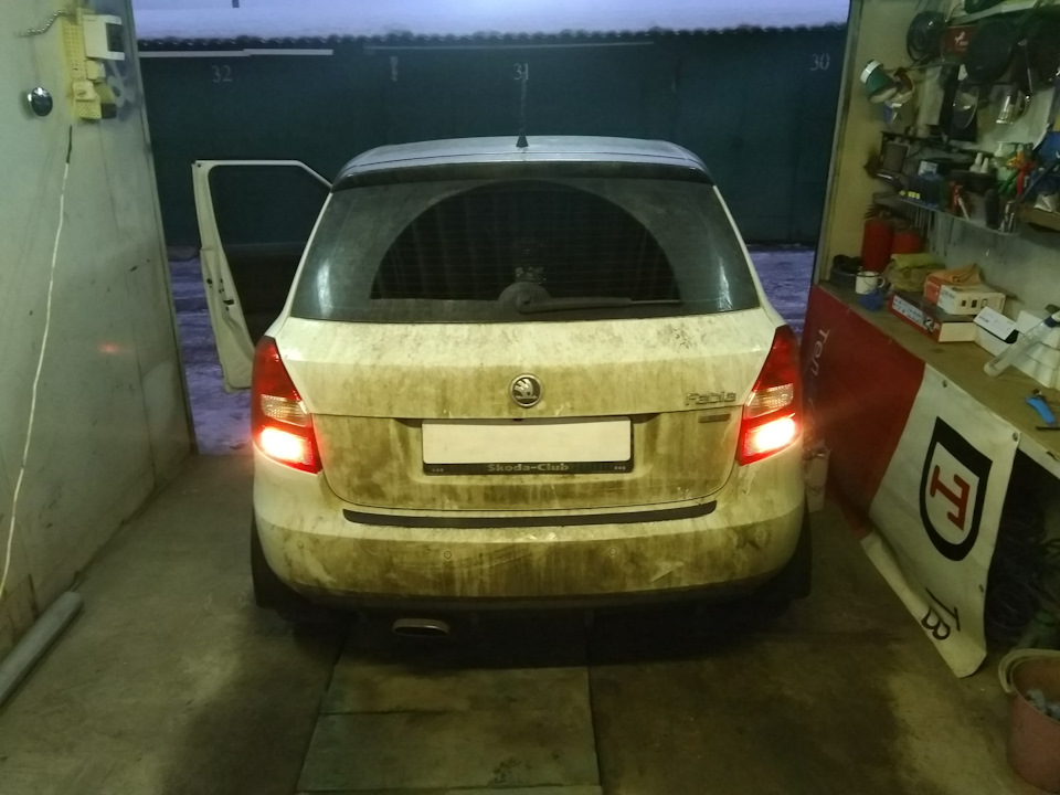 Фонарь заднего хода шкода актавия. Задний ход на шкоде. Задний ход skoda rapid. Задний ход на шкоде. Задний ход на шкоде.