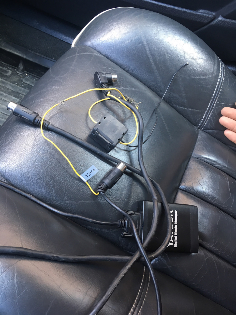 Подскажите как это подключить его сняв с вольво кто то подарил что к ...