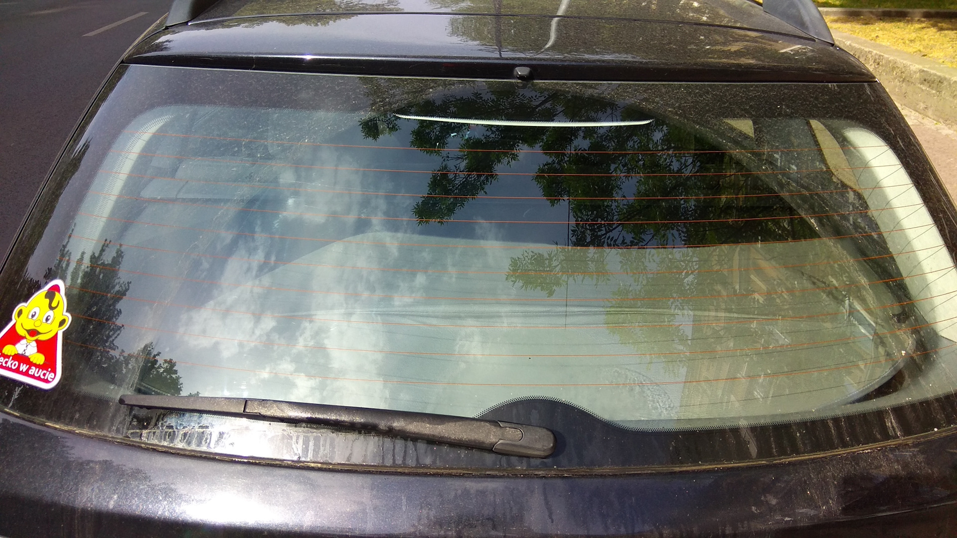Заднее стекло mazda. Мазда 6 с задним дворником. Mazda 6 gg дворники на стекле. Щетка очистителя заднего стекла Тойота 2008. Mazda 6 задняя щетка.