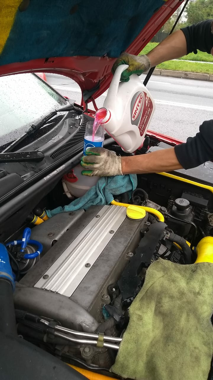 Замена верхнего патрубка радиатора или ремонт в полевых условиях — Saab ...