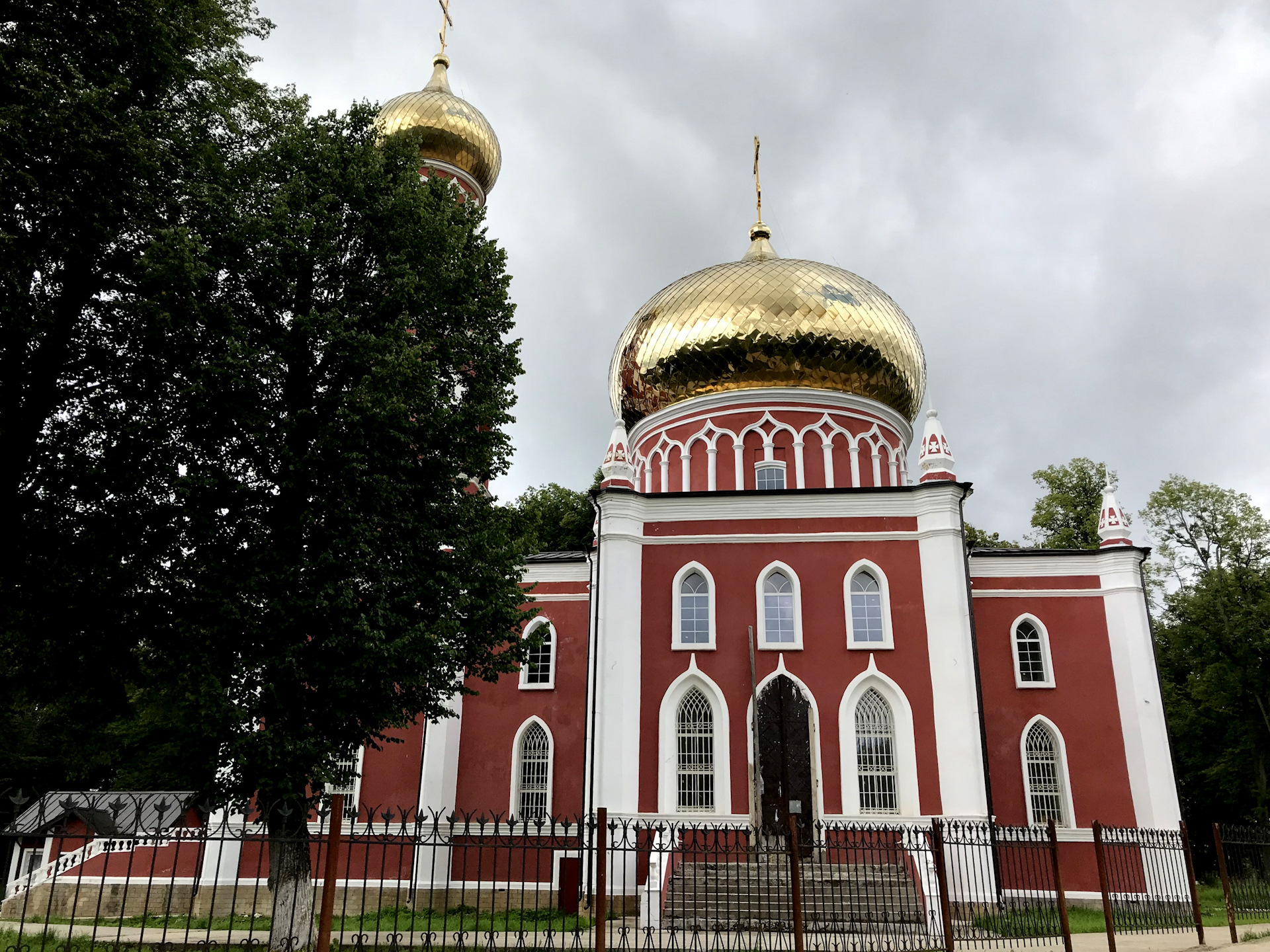 Барятино калужская область. Храм Успения Пресвятой Богородицы в Барятино. Барятино храм Таруса. Церковь Барятино Тарусский район. Успенский храм село Барятино Калужской.