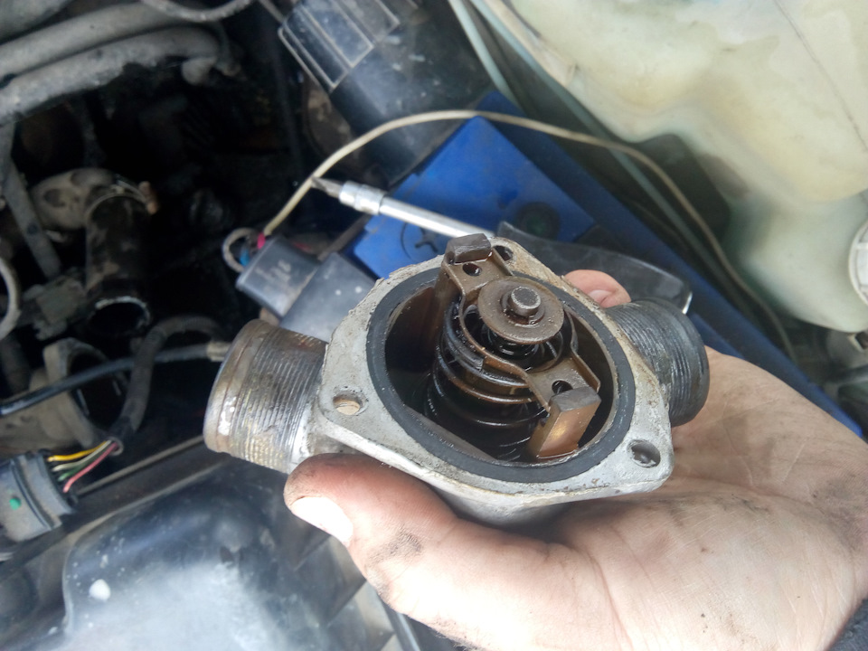 Замена термоэлемента термостата — Lada 21112, 1,5 л, 2002 года | своими ...