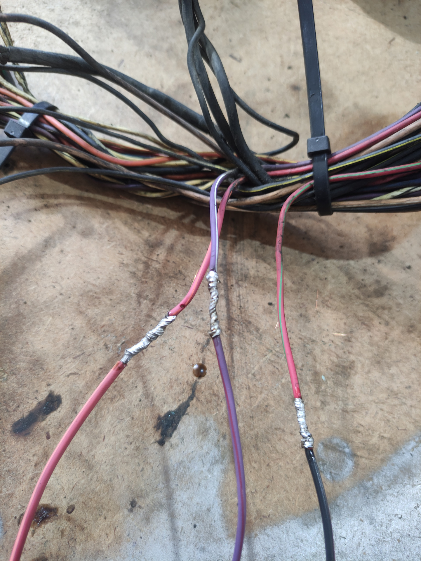 Ремонт подъёмника багажника jetta 5. Проводка рамы левая. 3. Ревизия подкапотной проводки. Ремонт моторной косы.