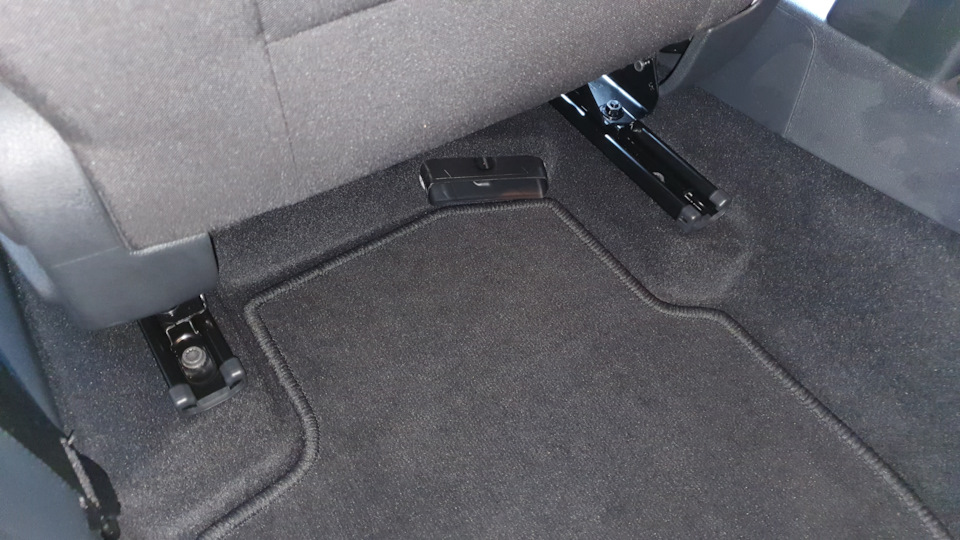 Заглушки на салазки сидений VAG (5J788147747H) — Skoda Rapid (2G), 1,6 ...