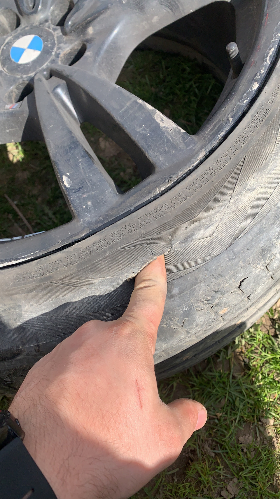 Пробила 2 колеса. Пробил колесо continental. Пробила 2 колеса. Рязанка пробила два колеса в яме на трассе ряжск – рязань. Пробитое колесо.