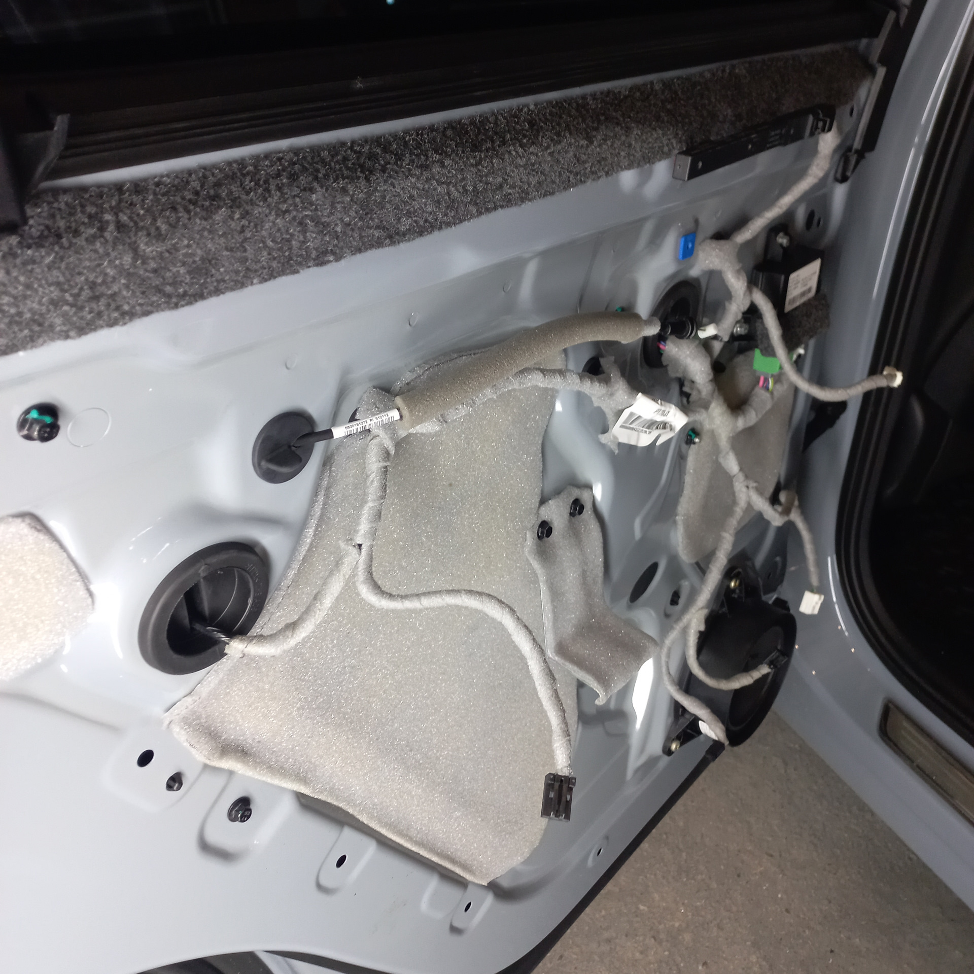 открытая дверь авто. петля замка двери авто лада. ручка двери автомобиля. звук закрытия двери машины. регулятор петель двери автомобиля.