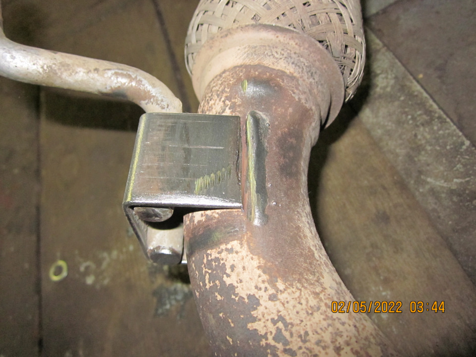 Для удобства сварки гофры временно удалил передний подвес резонатора — Lada Vesta SW (1G)