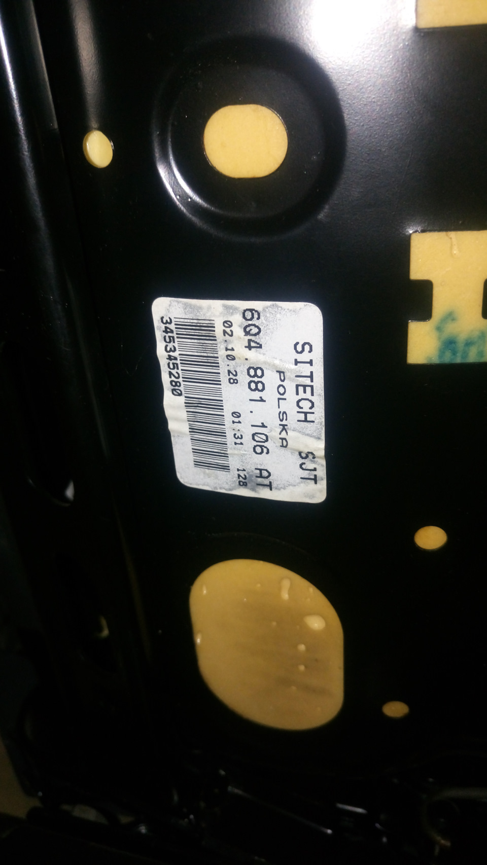 Ящики под передними сиденьями — Skoda Fabia Combi Mk1, 1,4 л, 2003 года ...