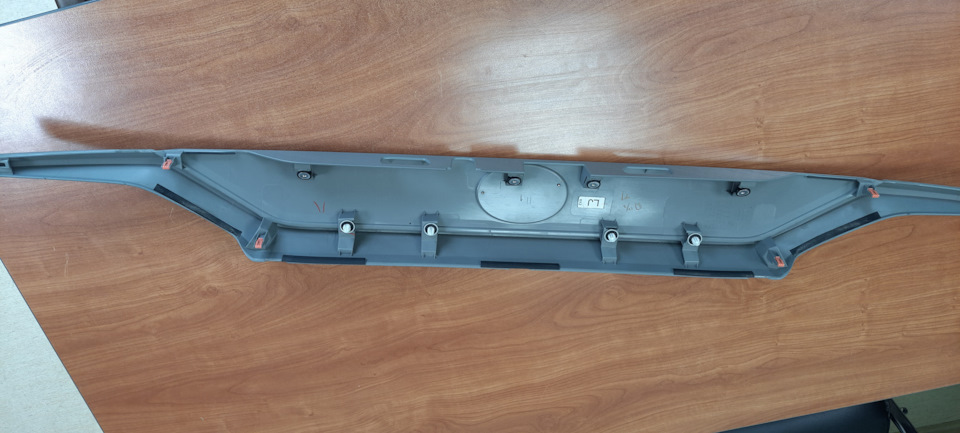 Накладка на дверь багажника на Toyota RAV4 (5G). Б/у | 3 500 ₽ в городе ...