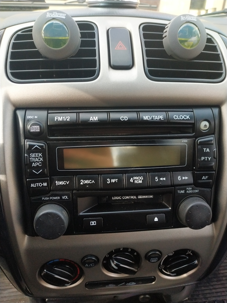 Штатная музыка. Aux. — Mazda 323 VI, 1,6 л, 2000 года | автозвук | DRIVE2